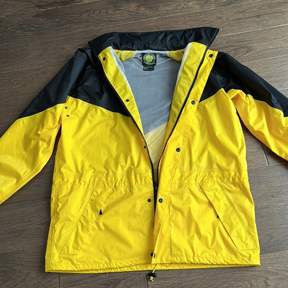 VTG Man’s Northern Escape Rain Coat - Picture 2 of 11